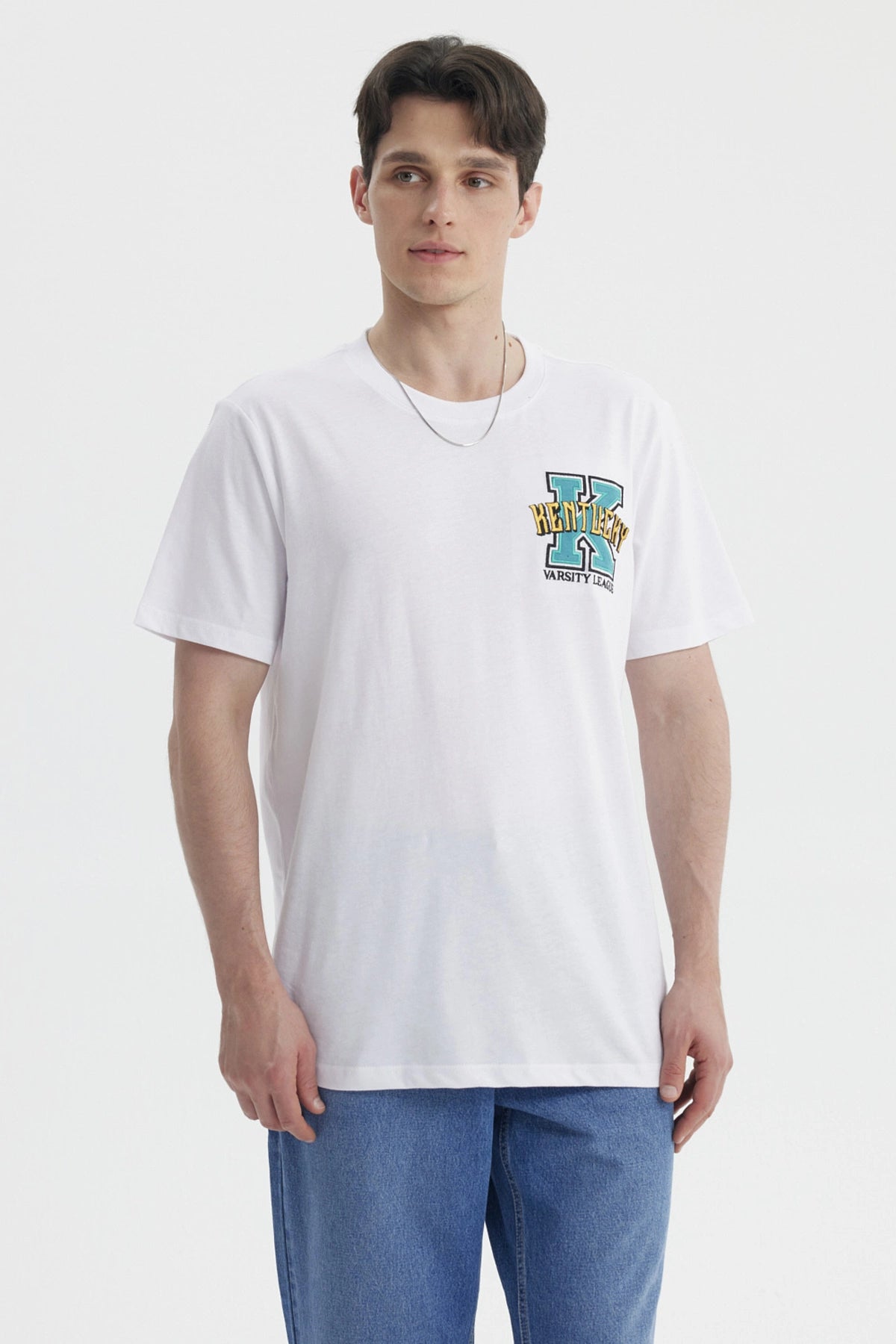 Polera oversize blanca con bordado colorido en el pecho estilo varsity que dice Kentucky con letra grande y audaz