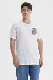 Polera oversize blanca con bordado colorido en el pecho estilo varsity que dice Kentucky con letra grande y audaz