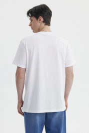 Polera oversize blanca con bordado colorido en el pecho estilo varsity que dice Kentucky con letra grande y audaz
