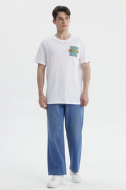 Polera oversize blanca con bordado colorido en el pecho estilo varsity que dice Kentucky con letra grande y audaz
