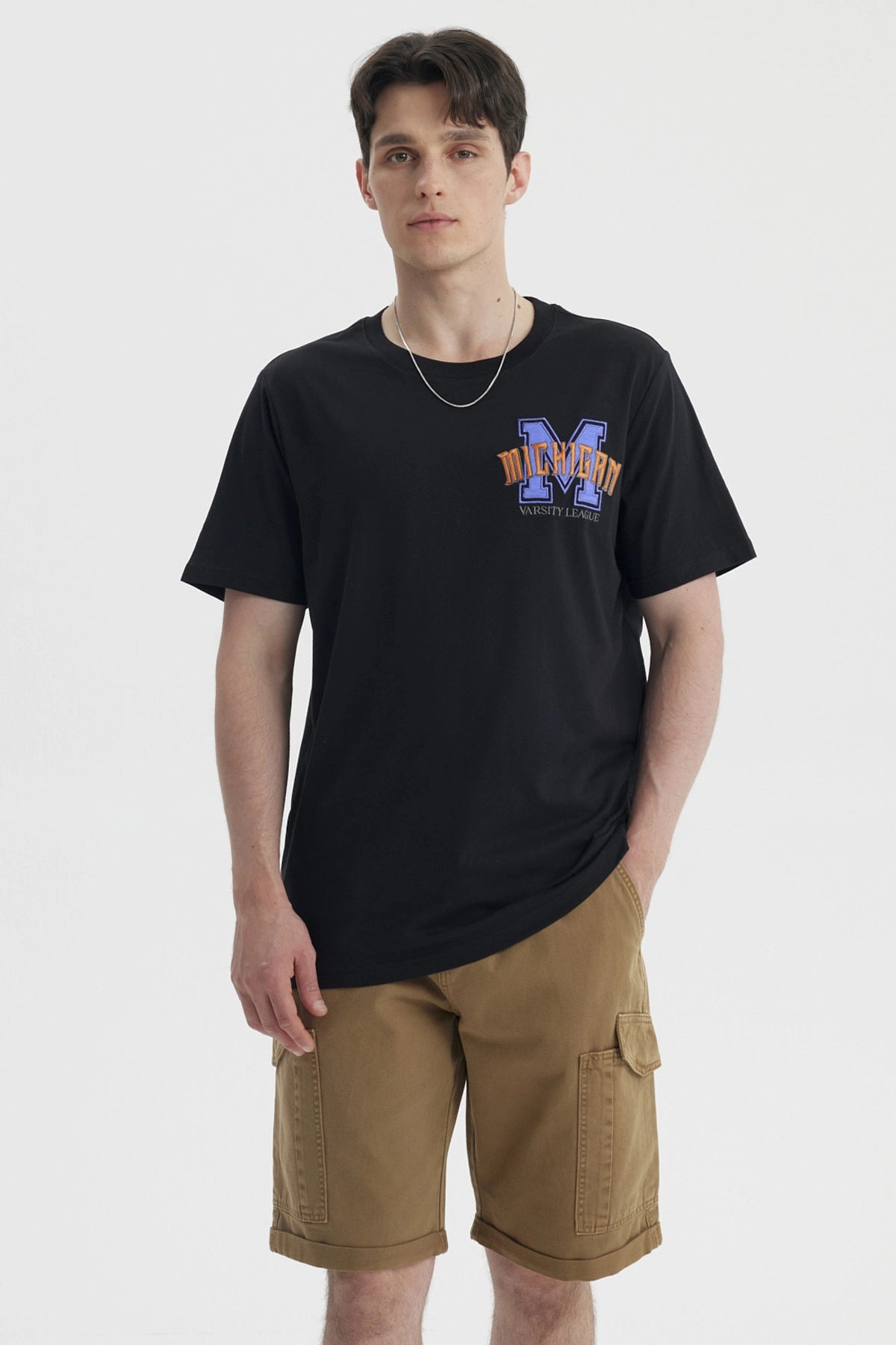 Polera oversize negra con bordado varsity en el pecho estilo casual y moderno