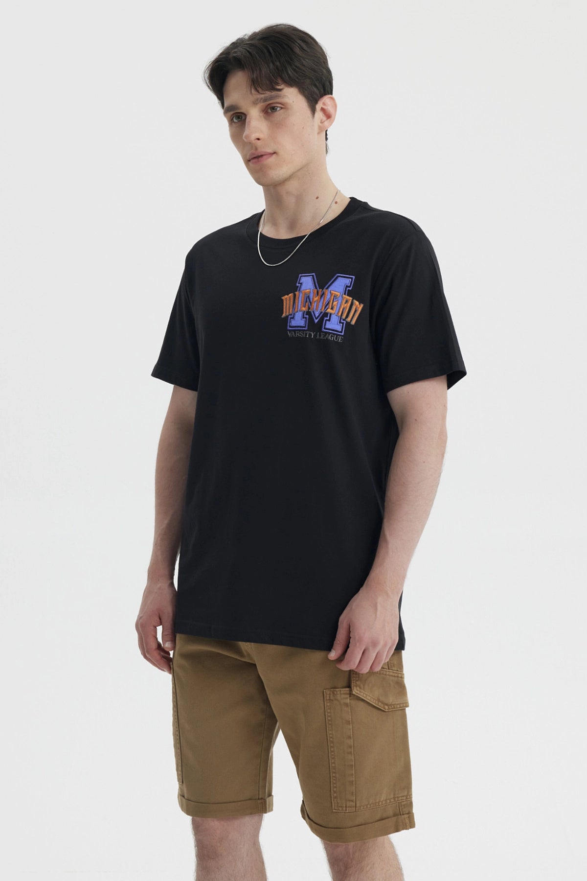 Polera oversize negra con bordado varsity en el pecho estilo casual y moderno