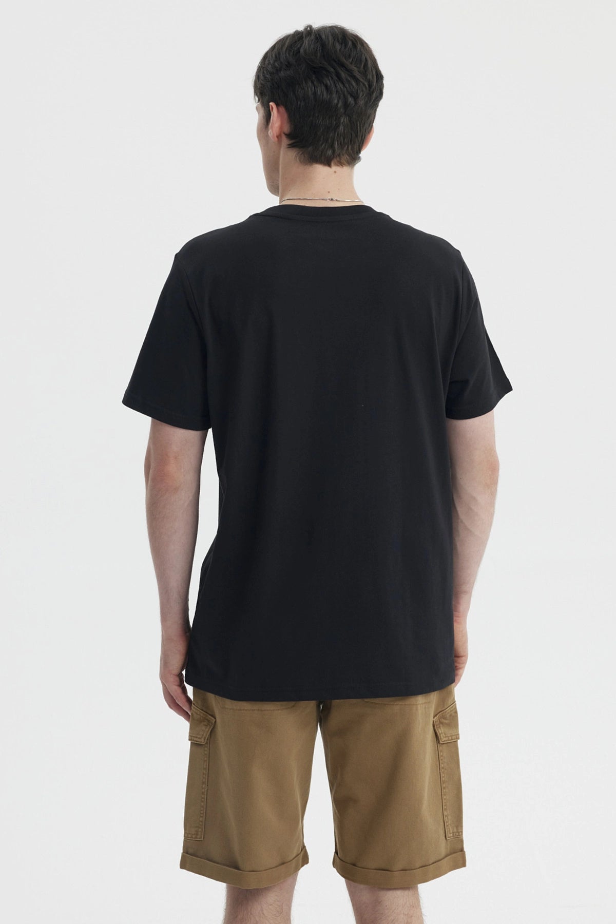 Polera oversize negra con bordado varsity en el pecho estilo casual y moderno