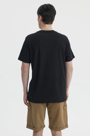Polera oversize negra con bordado varsity en el pecho estilo casual y moderno