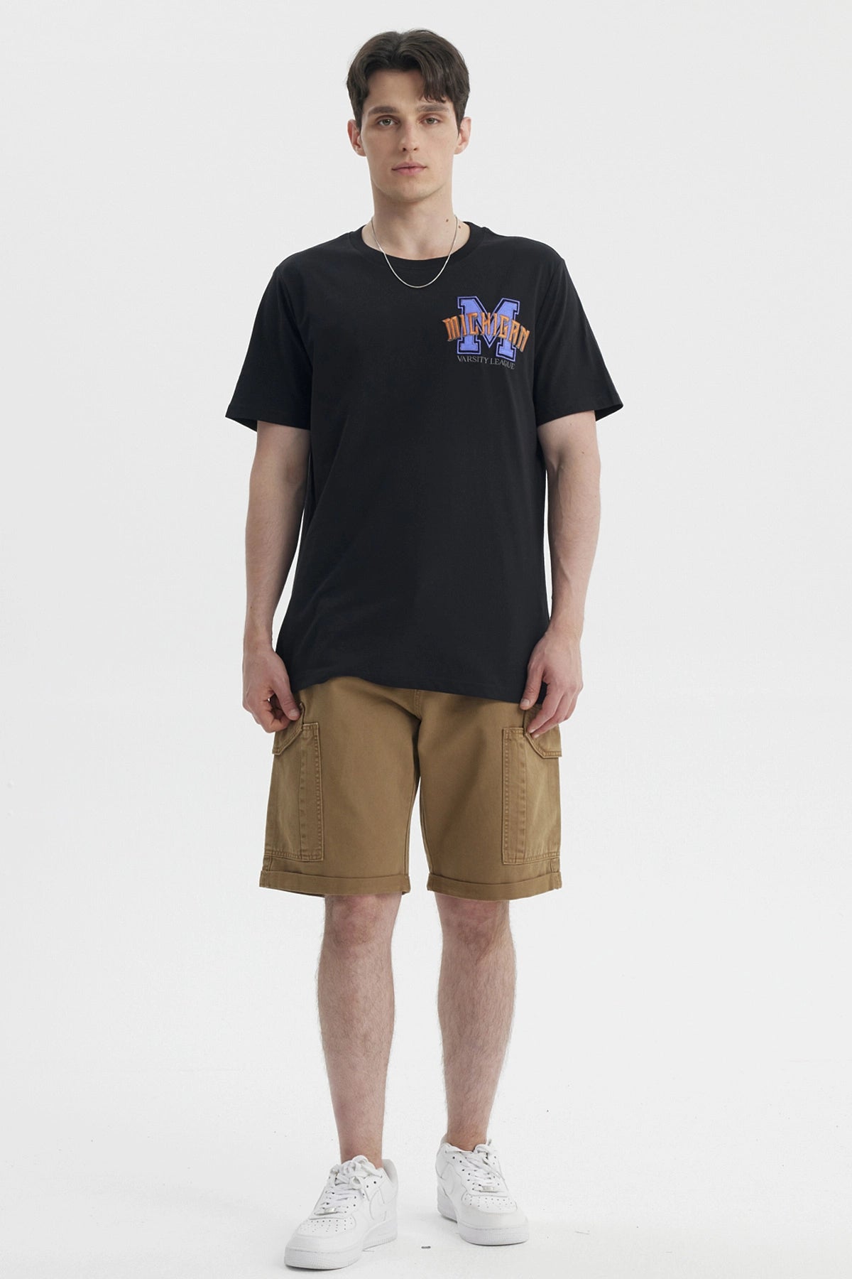 Polera oversize negra con bordado varsity en el pecho estilo casual y moderno