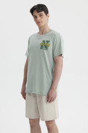 Polera oversize verde claro con bordado New York Varsity League en el pecho estilo casual relajado