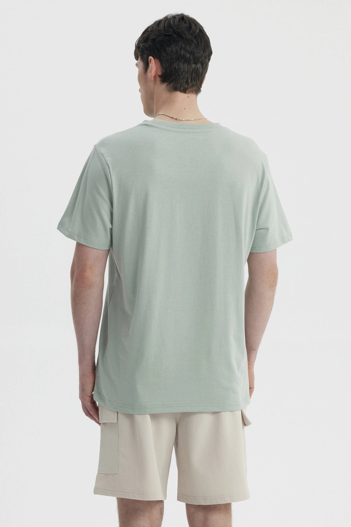 Polera oversize verde claro con bordado New York Varsity League en el pecho estilo casual relajado