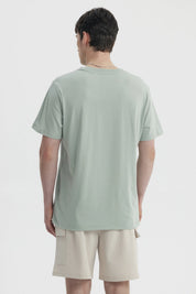 Polera oversize verde claro con bordado New York Varsity League en el pecho estilo casual relajado