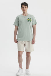 Polera oversize verde claro con bordado New York Varsity League en el pecho estilo casual relajado