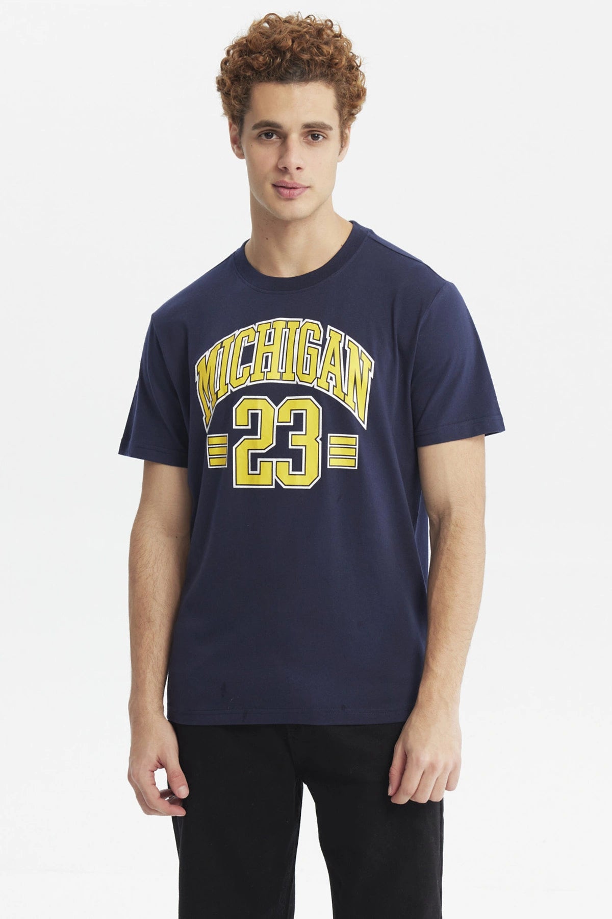 Polera oversize azul hombre con estampado Michigan 23 en letras grandes amarillas en el pecho estilo deportivo casual