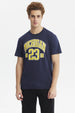 Polera oversize azul hombre con estampado Michigan 23 en letras grandes amarillas en el pecho estilo deportivo casual