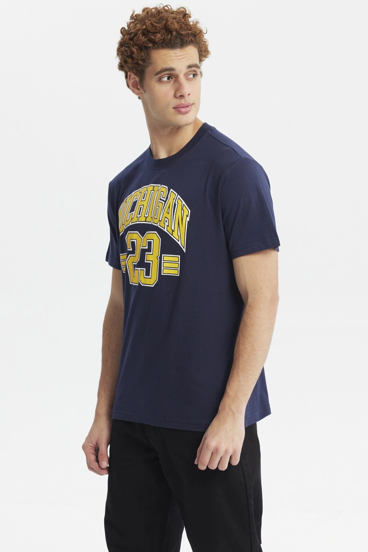 Polera oversize azul hombre con estampado Michigan 23 en letras grandes amarillas en el pecho estilo deportivo casual