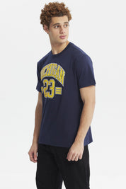 Polera oversize azul hombre con estampado Michigan 23 en letras grandes amarillas en el pecho estilo deportivo casual