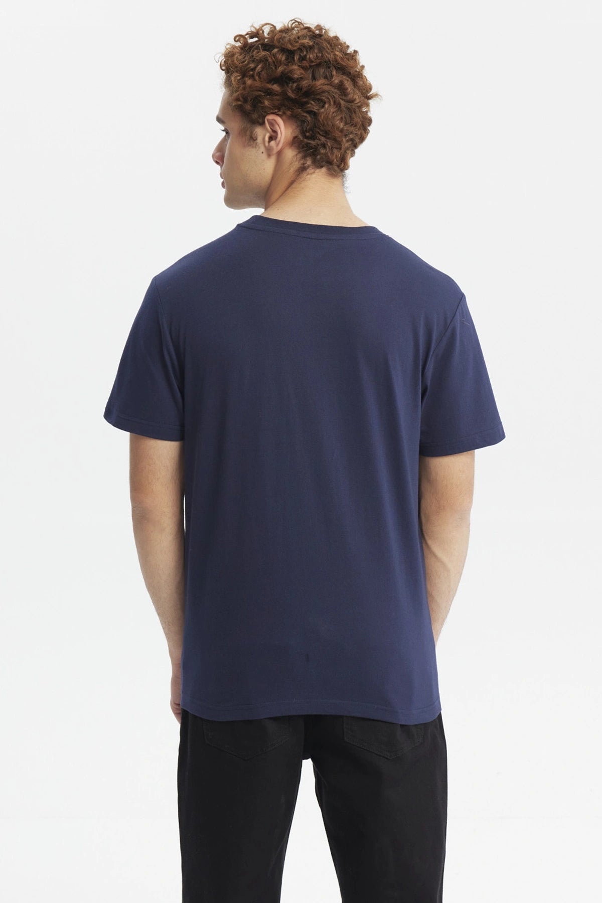 Polera oversize azul hombre con estampado Michigan 23 en letras grandes amarillas en el pecho estilo deportivo casual