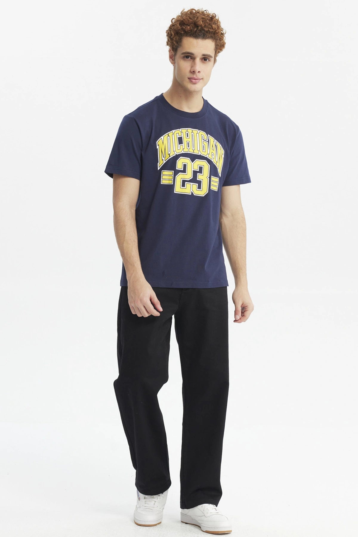 Polera oversize azul hombre con estampado Michigan 23 en letras grandes amarillas en el pecho estilo deportivo casual