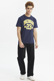 Polera oversize azul hombre con estampado Michigan 23 en letras grandes amarillas en el pecho estilo deportivo casual