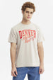 Polera oversize beige con texto rojo "Denver Athletic Dept" al frente estilo casual urbano