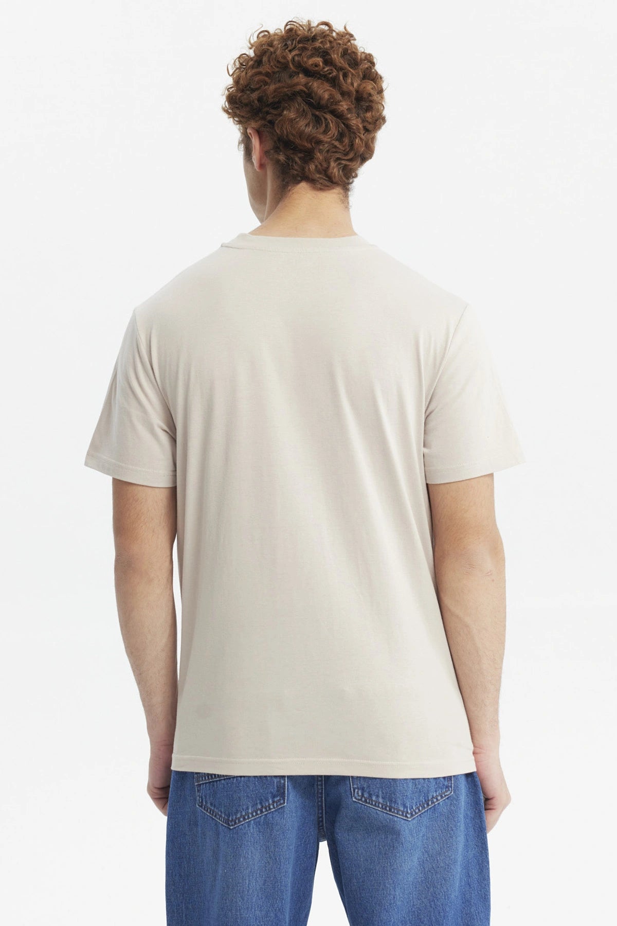 Polera oversize beige con texto rojo "Denver Athletic Dept" al frente estilo casual urbano