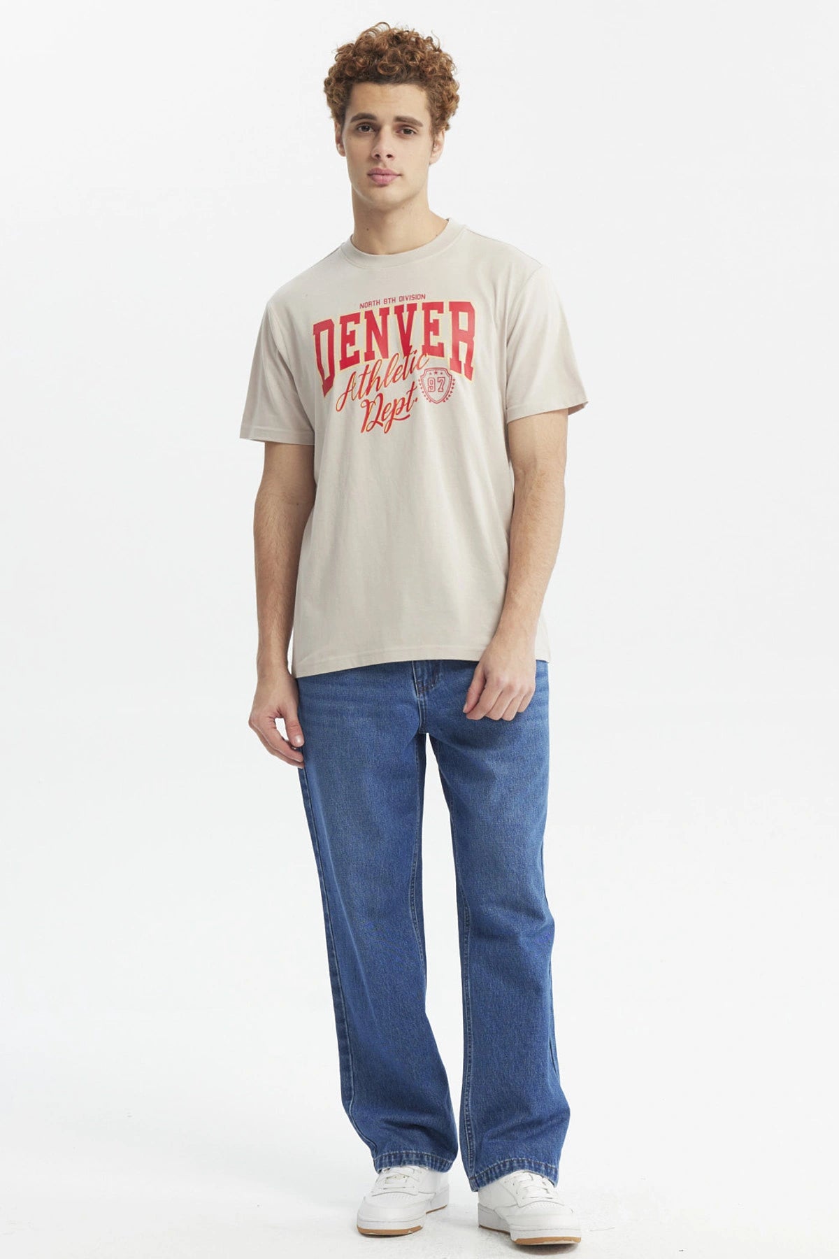 Polera oversize beige con texto rojo "Denver Athletic Dept" al frente estilo casual urbano