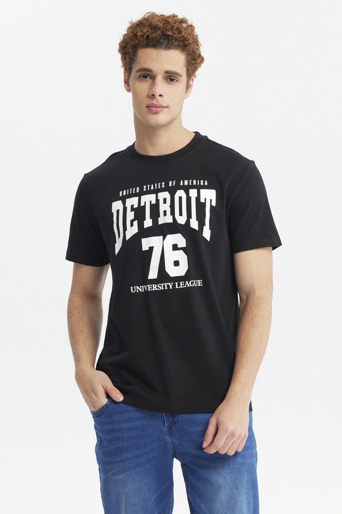 Polera oversize negra con texto Detroit 76 University League en letras blancas grandes estilo universitario centrado