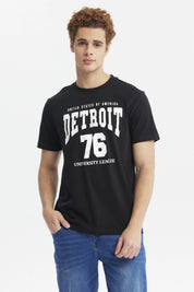 Polera oversize negra con texto Detroit 76 University League en letras blancas grandes estilo universitario centrado