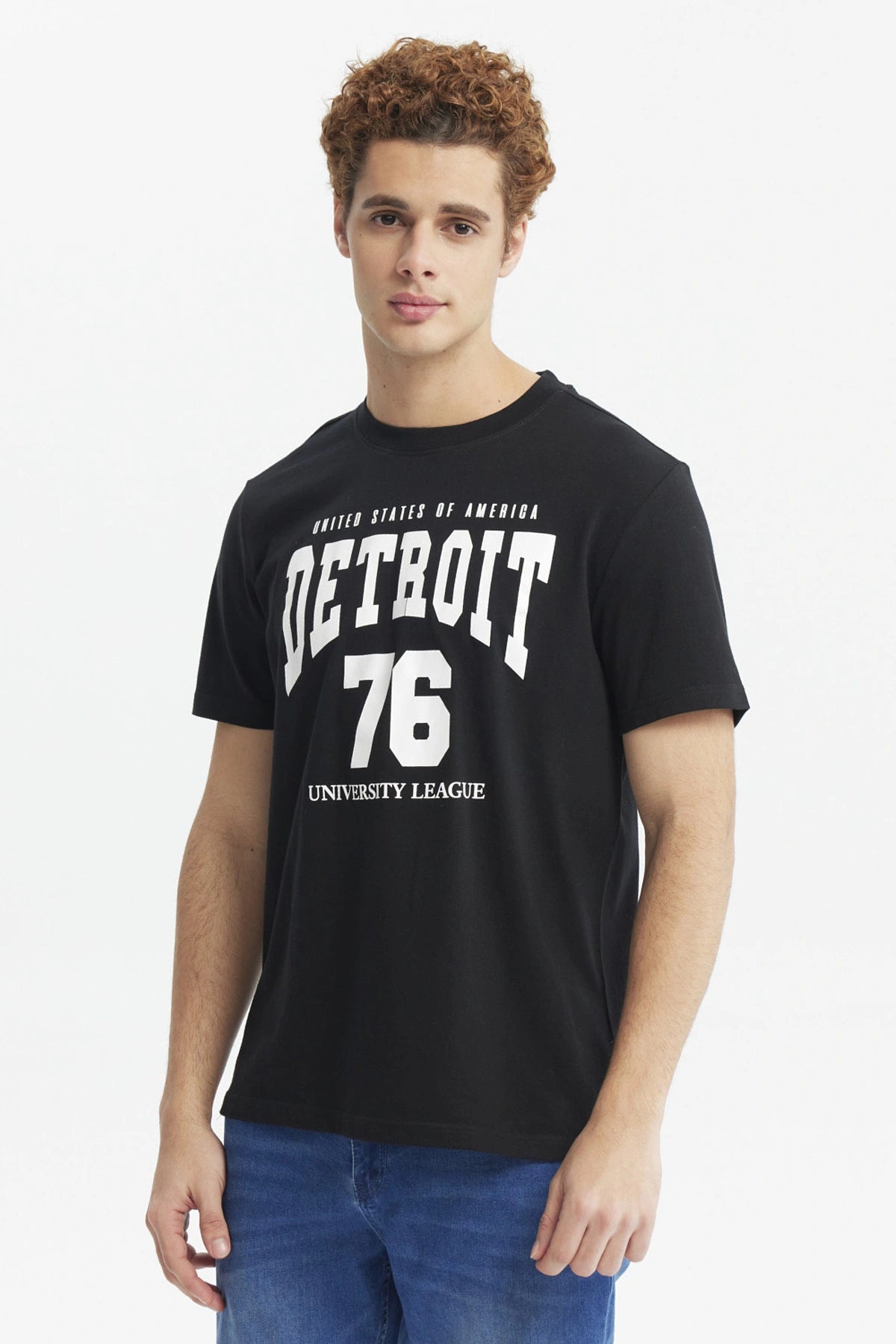 Polera oversize negra con texto Detroit 76 University League en letras blancas grandes estilo universitario centrado