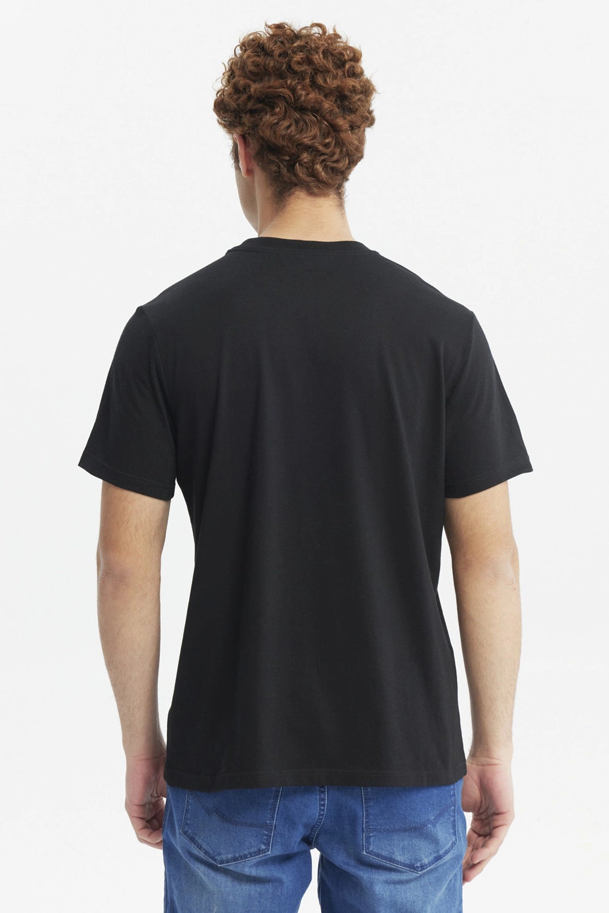 Polera oversize negra con texto Detroit 76 University League en letras blancas grandes estilo universitario centrado