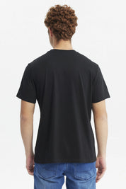 Polera oversize negra con texto Detroit 76 University League en letras blancas grandes estilo universitario centrado