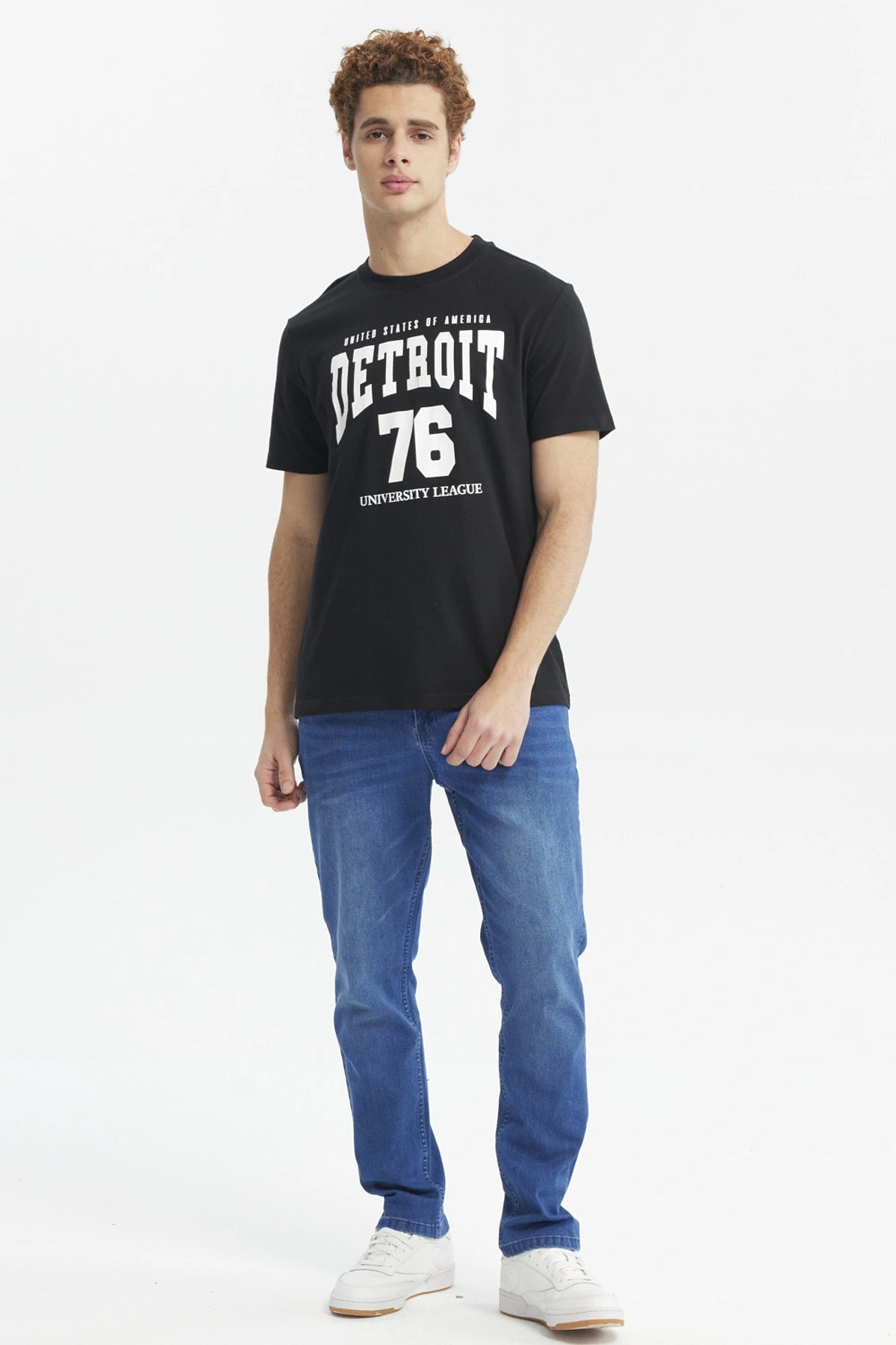 Polera oversize negra con texto Detroit 76 University League en letras blancas grandes estilo universitario centrado