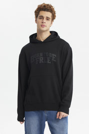Polerón negro con capucha y bolsillo delantero estampa 'BORN TO BE FREE' al frente estilo casual y relajado