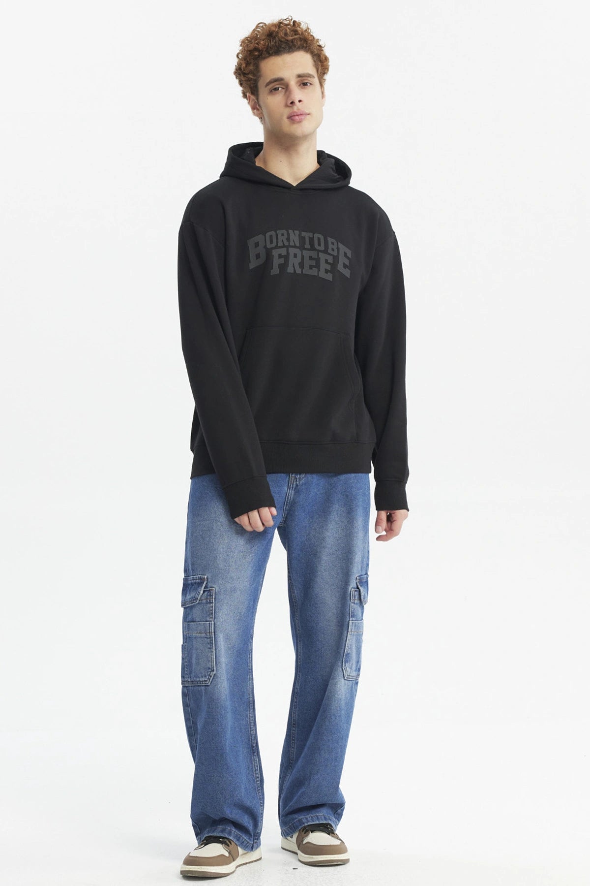 Polerón negro con capucha y bolsillo delantero estampa 'BORN TO BE FREE' al frente estilo casual y relajado