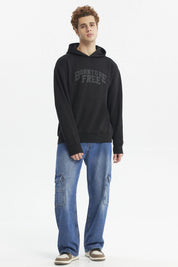 Polerón negro con capucha y bolsillo delantero estampa 'BORN TO BE FREE' al frente estilo casual y relajado