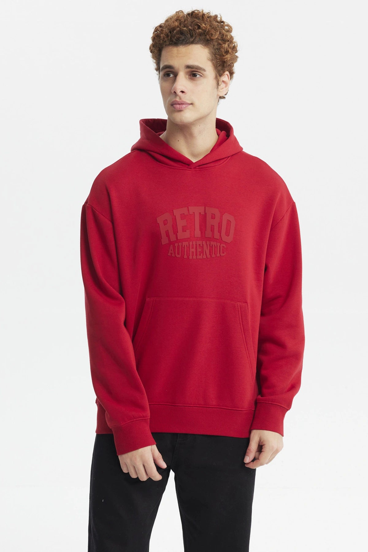 Polerón rojo con capucha para hombre diseño central Retro Authentic letras grandes en el pecho estilo casual y urbano