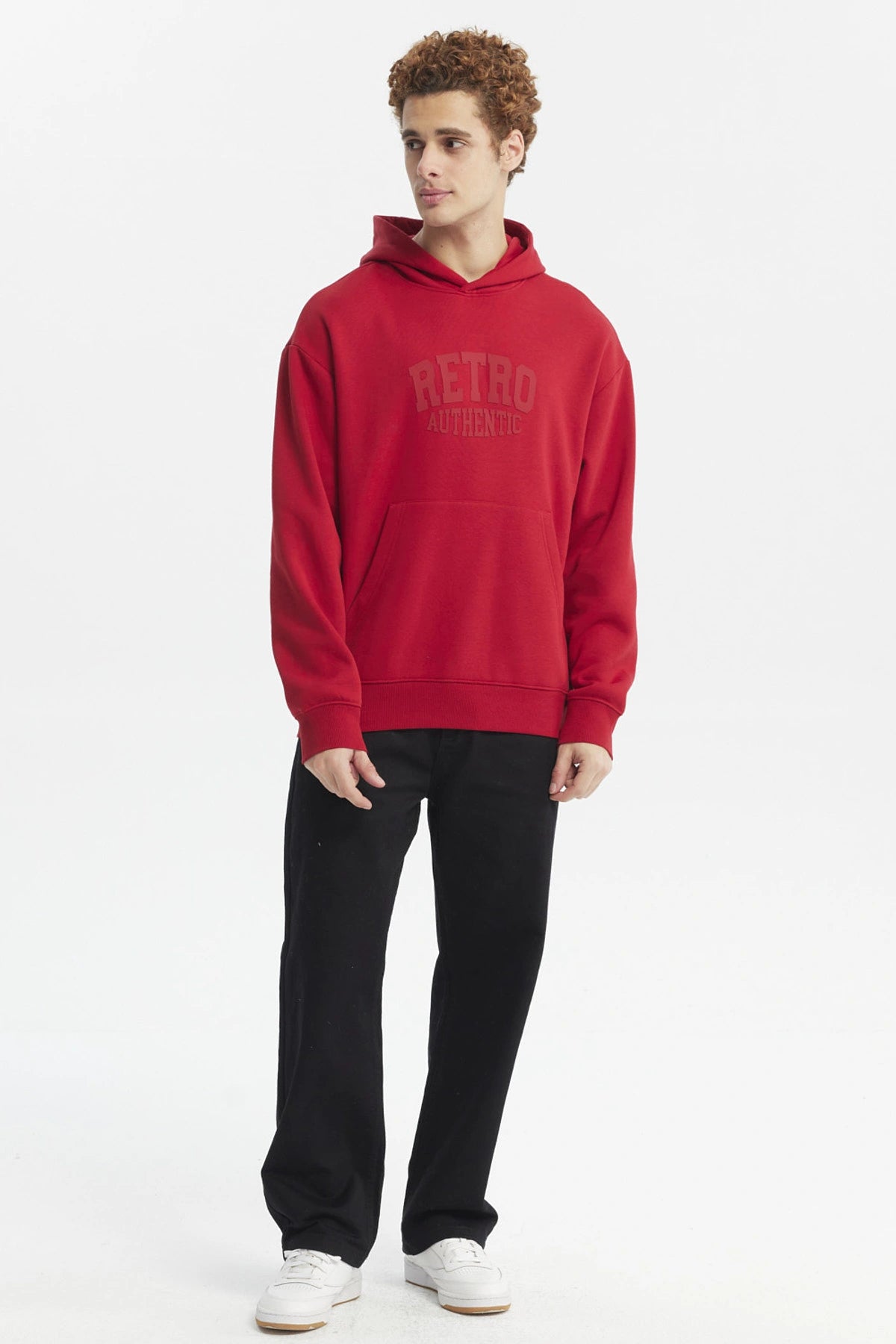 Polerón rojo con capucha para hombre diseño central Retro Authentic letras grandes en el pecho estilo casual y urbano