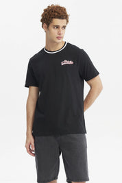 Polera negra para hombre con cuello redondo y texto Athletic en el pecho estilo casual gráfico pequeño y blanco