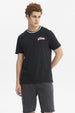 Polera negra para hombre con cuello redondo y texto Athletic en el pecho estilo casual gráfico pequeño y blanco