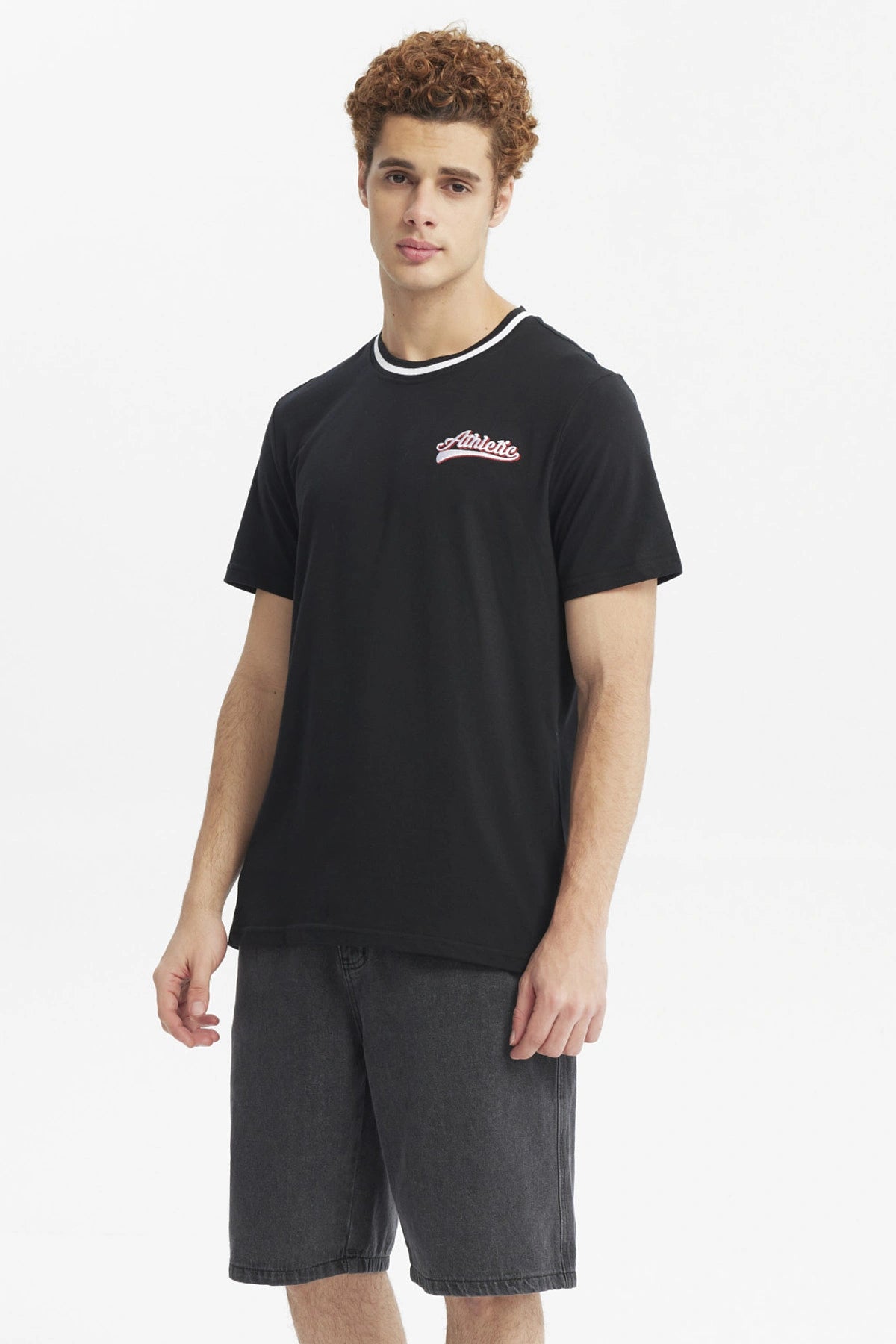 Polera negra para hombre con cuello redondo y texto Athletic en el pecho estilo casual gráfico pequeño y blanco