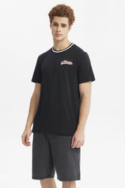 Polera negra para hombre con cuello redondo y texto Athletic en el pecho estilo casual gráfico pequeño y blanco