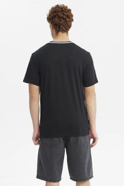 Polera negra para hombre con cuello redondo y texto Athletic en el pecho estilo casual gráfico pequeño y blanco