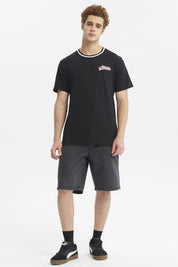 Polera negra para hombre con cuello redondo y texto Athletic en el pecho estilo casual gráfico pequeño y blanco
