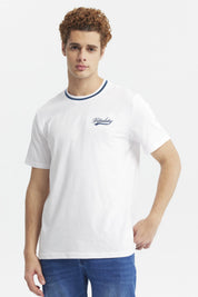 Polera blanca de hombre con texto Vitality en el pecho estilo casual y cuello redondo con ribete azul sin estampa