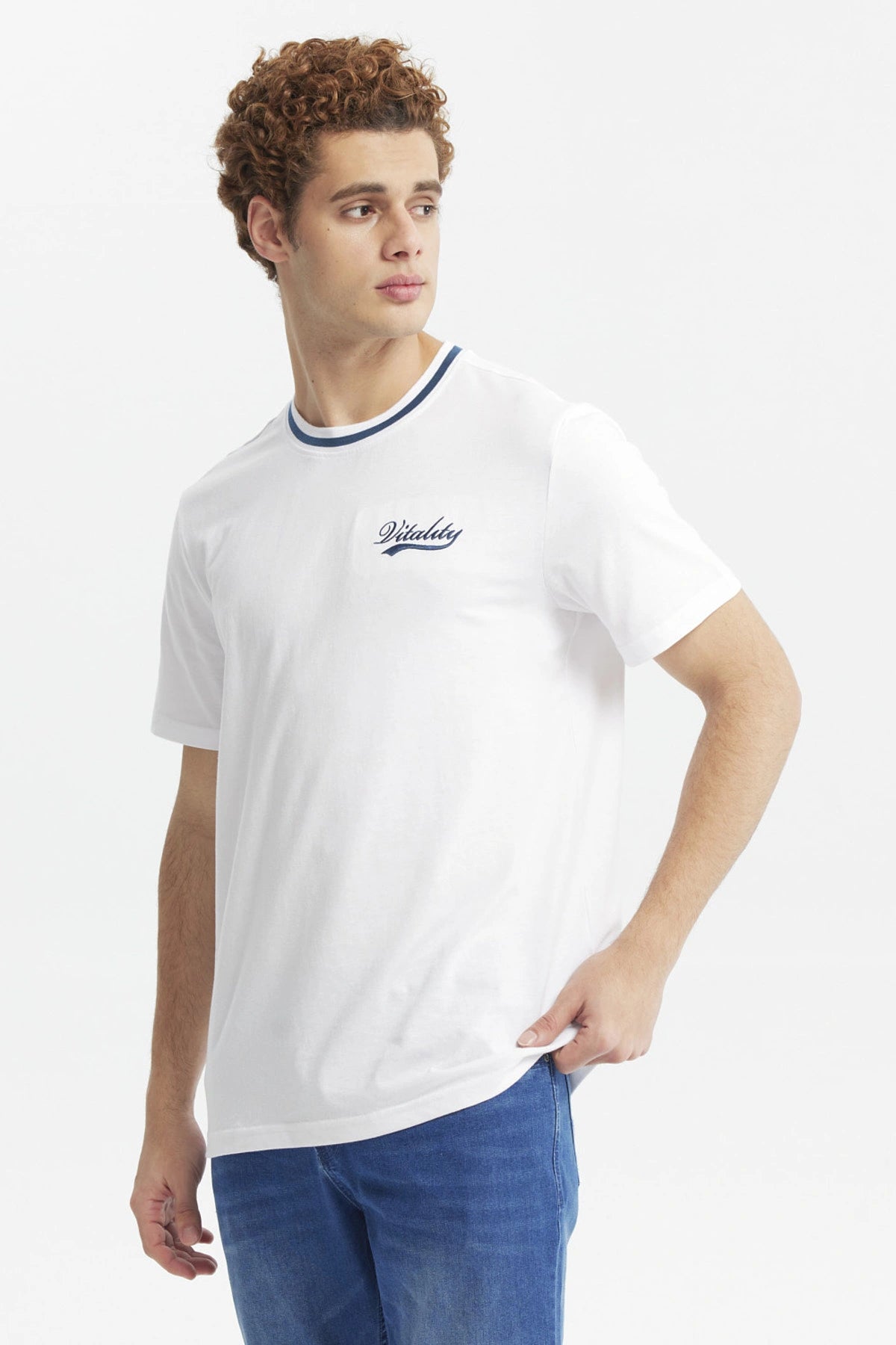 Polera blanca de hombre con texto Vitality en el pecho estilo casual y cuello redondo con ribete azul sin estampa