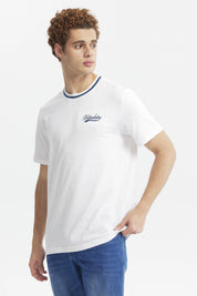 Polera blanca de hombre con texto Vitality en el pecho estilo casual y cuello redondo con ribete azul sin estampa