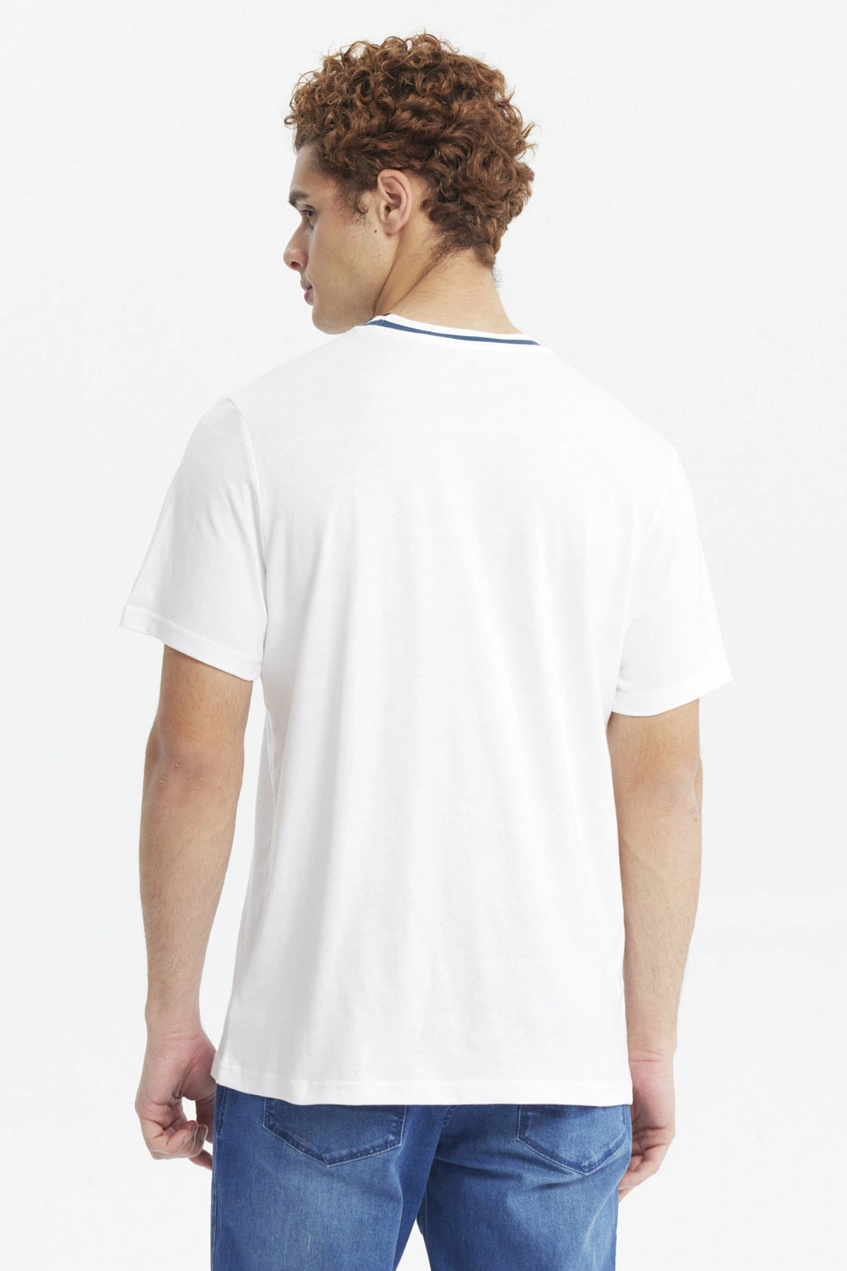 Polera blanca de hombre con texto Vitality en el pecho estilo casual y cuello redondo con ribete azul sin estampa