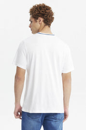 Polera blanca de hombre con texto Vitality en el pecho estilo casual y cuello redondo con ribete azul sin estampa