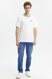 Polera blanca de hombre con texto Vitality en el pecho estilo casual y cuello redondo con ribete azul sin estampa