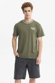 Polera verde militar para hombre con texto Unlimited Potential en el pecho diseño sencillo y cuello con detalle blanco