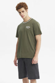 Polera verde militar para hombre con texto Unlimited Potential en el pecho diseño sencillo y cuello con detalle blanco