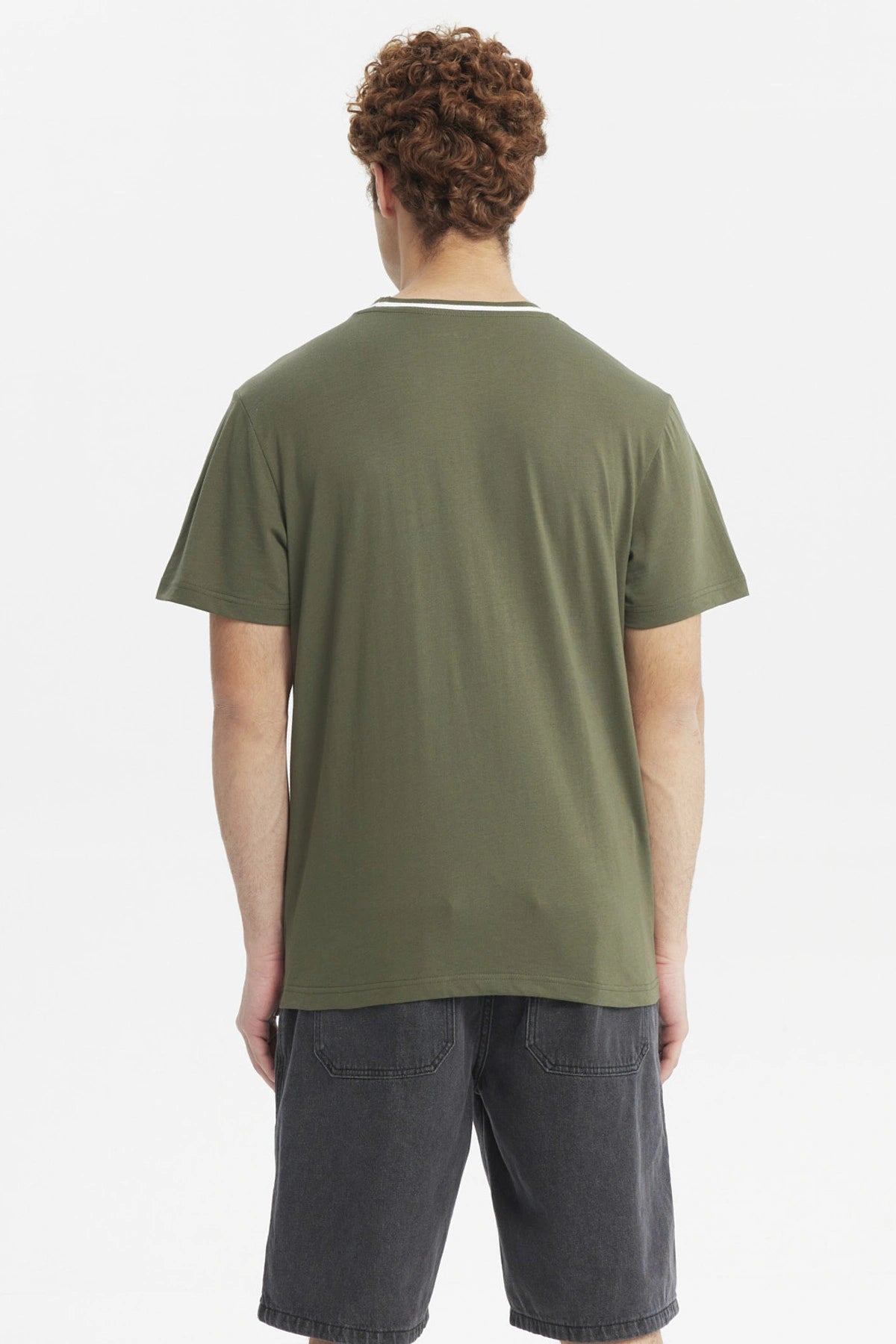 Polera verde militar para hombre con texto Unlimited Potential en el pecho diseño sencillo y cuello con detalle blanco