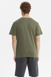 Polera verde militar para hombre con texto Unlimited Potential en el pecho diseño sencillo y cuello con detalle blanco